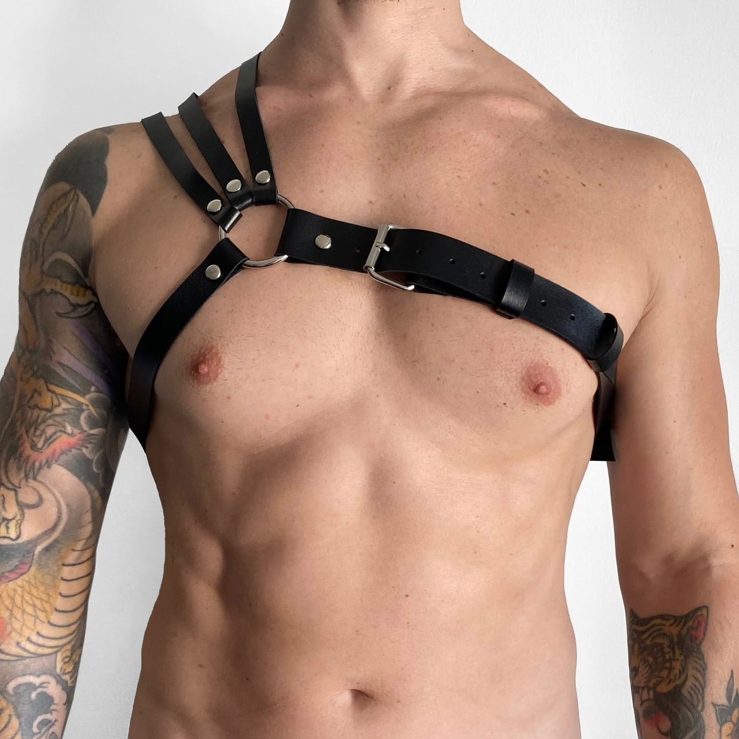 Męski regulowany pas na klatkę – Leatherwork Fasteners recenzja i cena